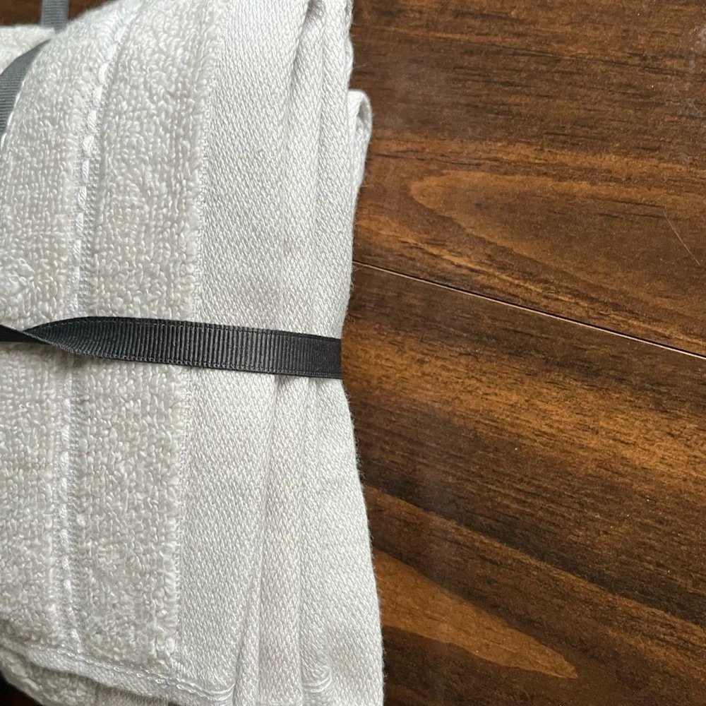 Vera Wang Set Of 4 washcloths NWT
